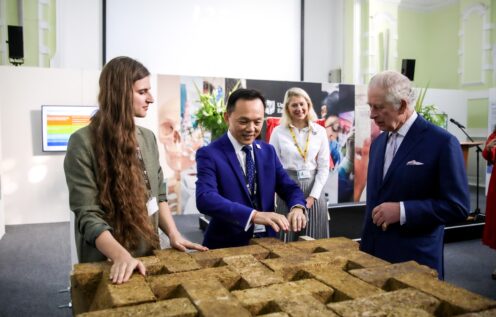 His Majesty viewing a "Sugarcrete" structural slab with Dean of the School of Architecture, Computing and Engineering Professor David Tann and Elena Shilova of Grimshaw Architects